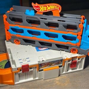 Got wheels speedway hauler storage carrier and hot wheels sto n service